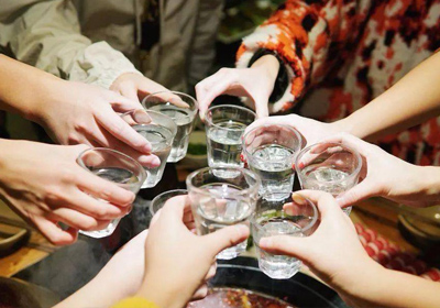 白酒優劣怎么看？瀘旗酒業教你三招學會挑好酒